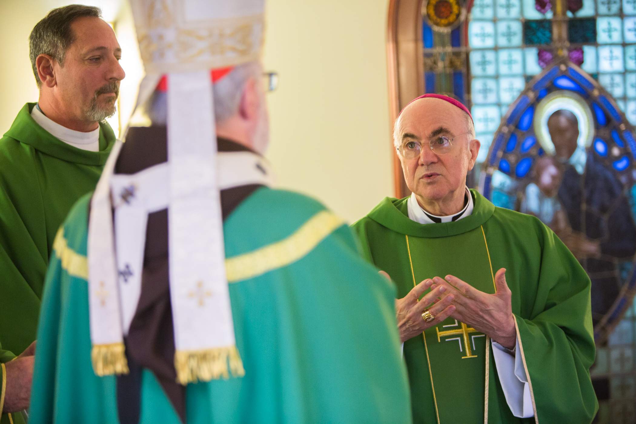 El Vaticano excomulga al arzobispo más ferozmente crítico con el papa Francisco acusándolo de "cisma"