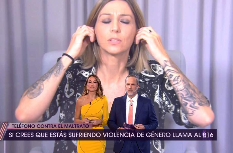 Fayna se saca los auriculares. Telecinco