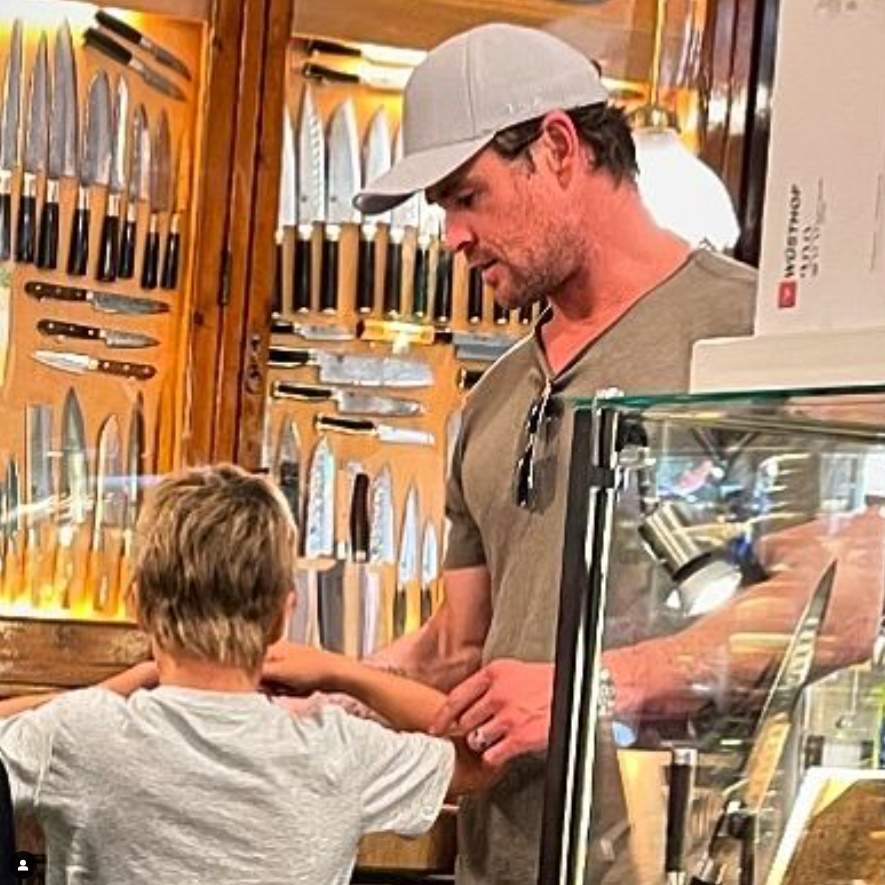 Chris Hemsworth en la Cuchillería Roca con uno de sus hijos 