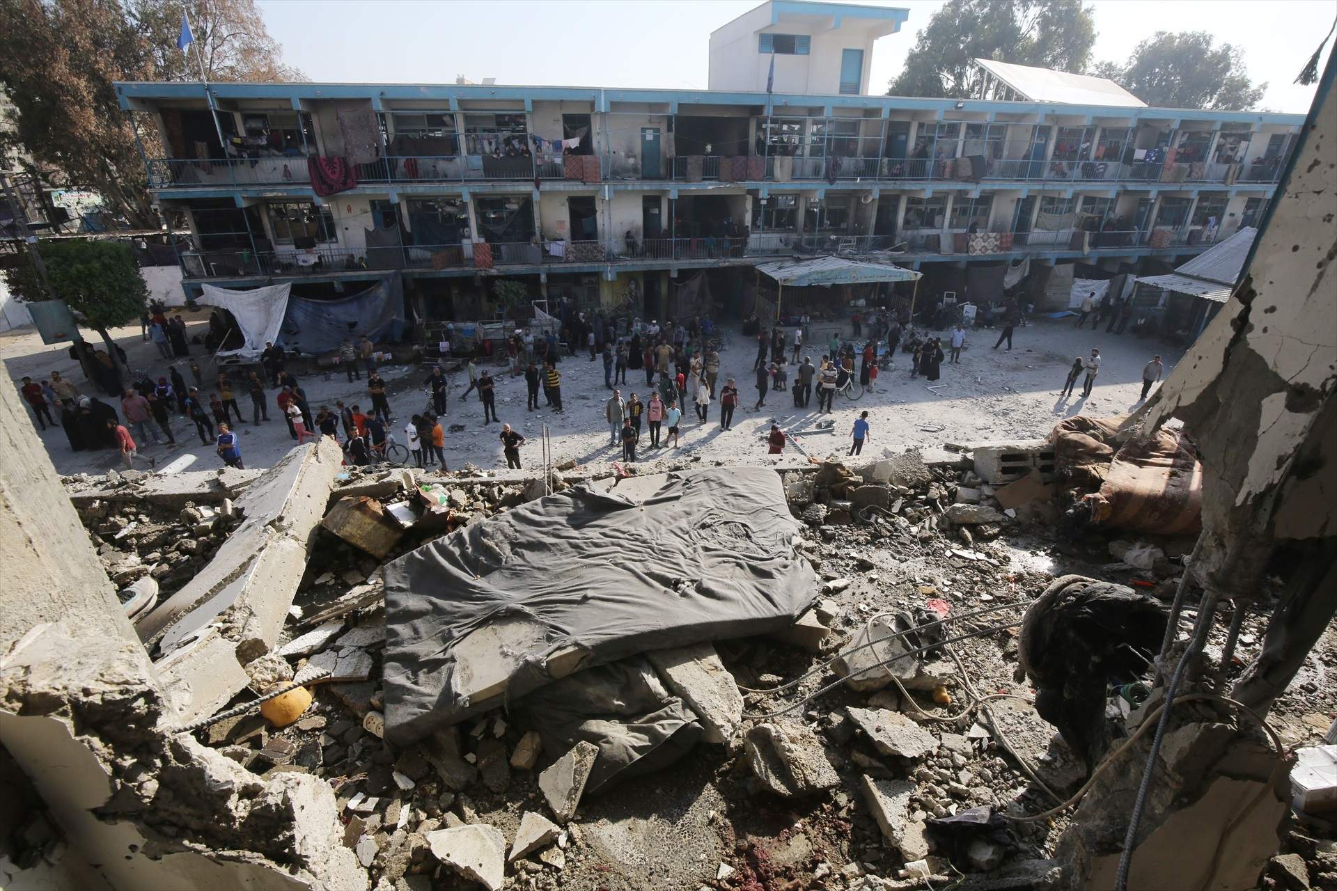Un ataque de Israel contra una escuela de la ONU en Gaza mata al menos a 16 personas