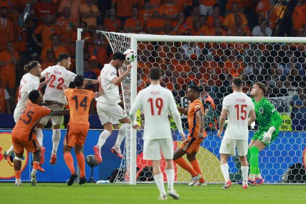 Akaydin remate gol Países Bajos Truquía / Foto: EFE