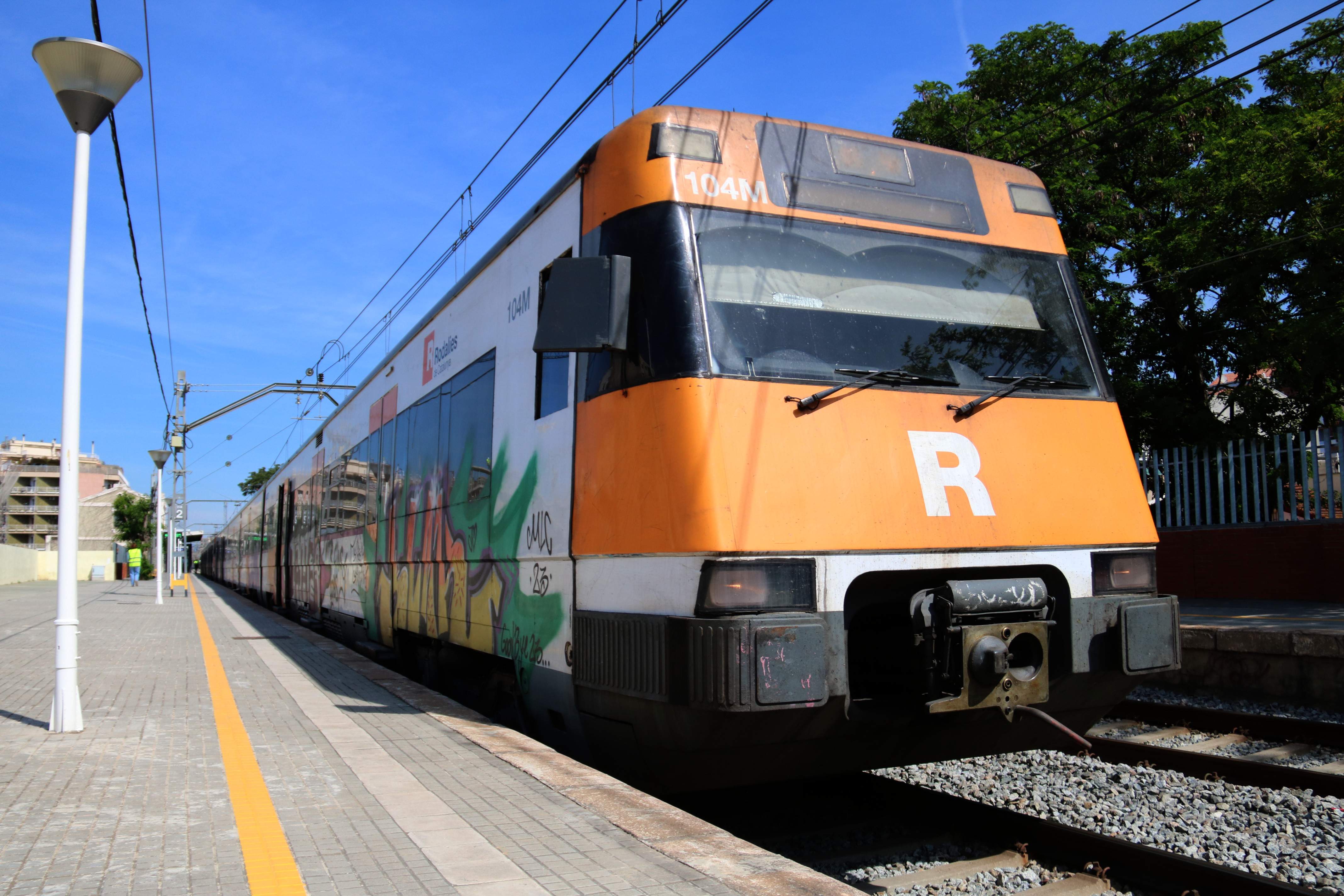 Interrumpida la circulación de trenes en la R1 entre Badalona y Montgat por un atropello