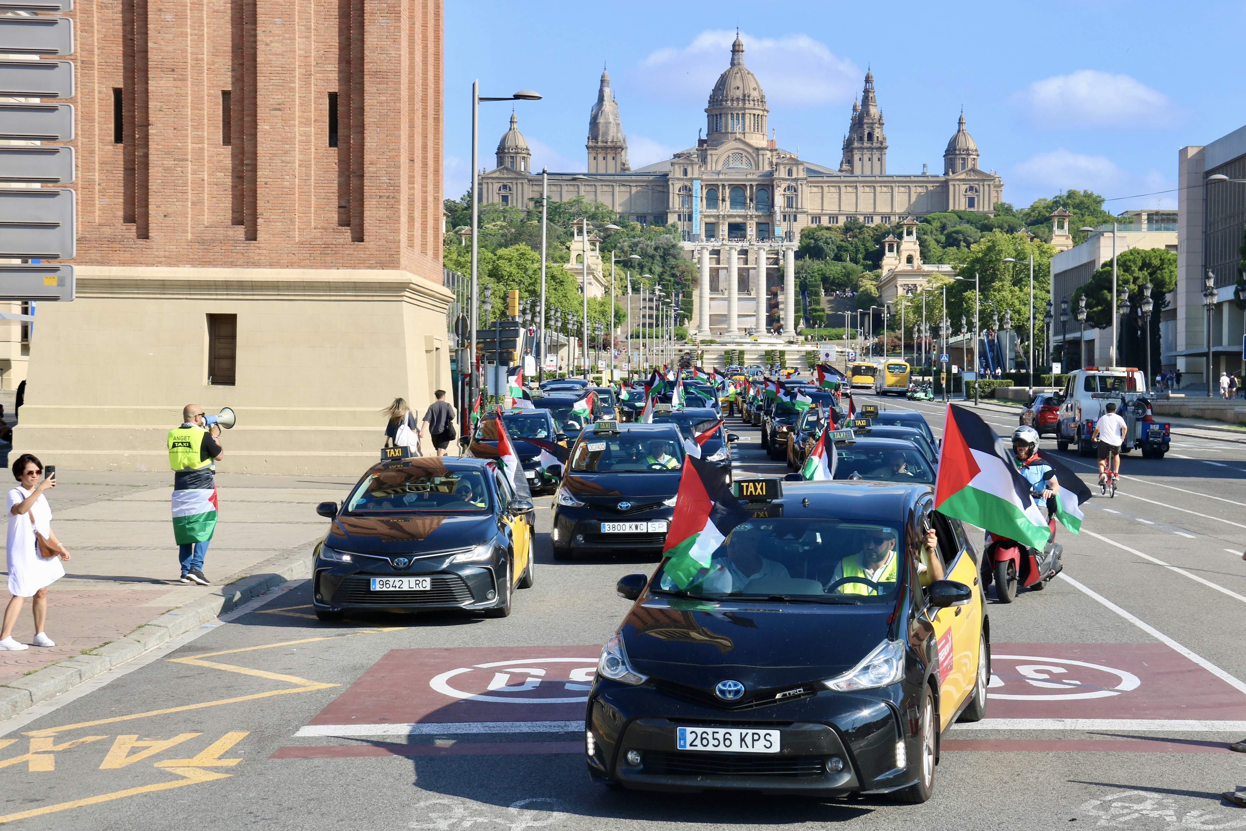 Un centenar de taxistas cortan la Gran Vía de Barcelona en solidaridad con Palestina