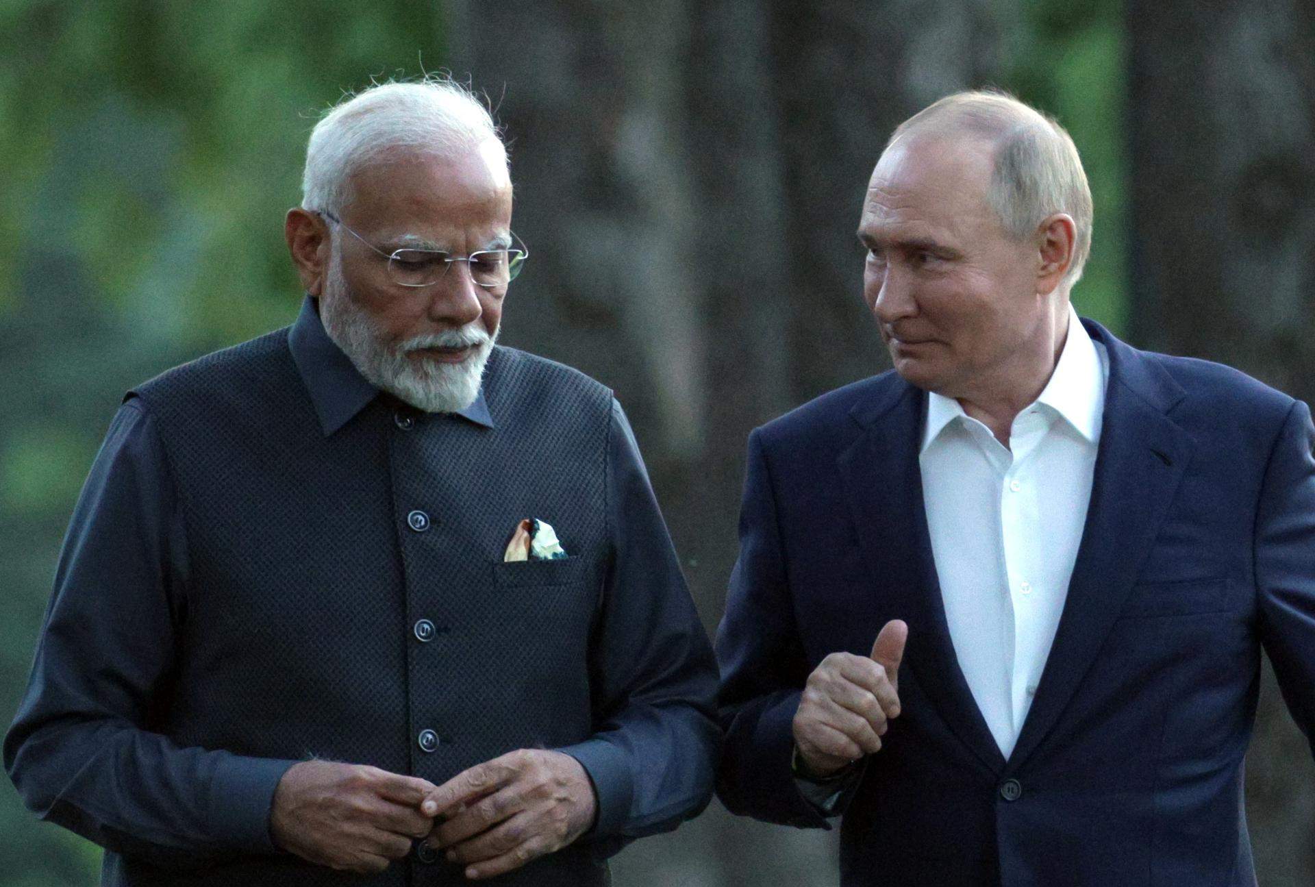 Narendra Modi i Vladímir Putin s'abracen: l'Índia decanta la balança cap a Rússia