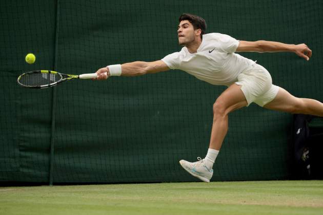 Carlos Alcaraz intenta salvar un punto ante Paul en Wimbledon / Foto: EFE