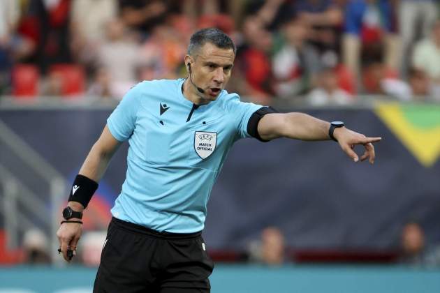 Slavko Vincic dirigiendo un partido de la UEFA Nations League / Foto: EFE