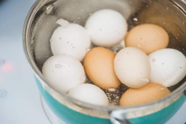 Pelar un ou dur i cuit / Foto: Pixabay