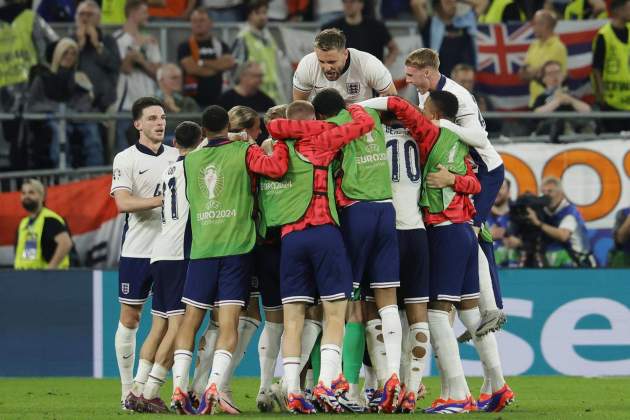 Inglaterra celebra el gol decisivo de Watkins / Foto: EFE