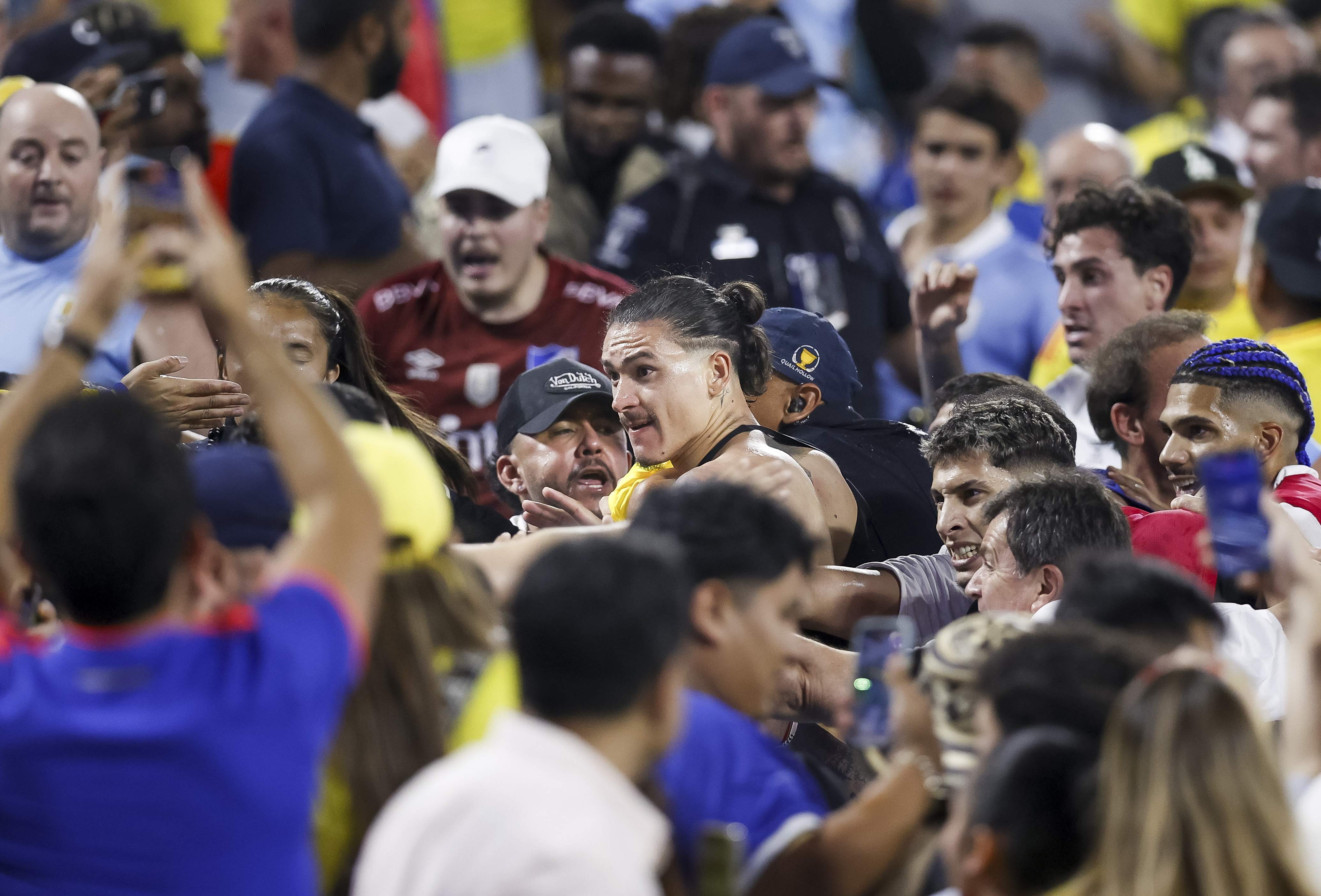 Preocupació a la FIFA per la batalla campal entre diversos jugadors de l'Uruguai i aficionats de Colòmbia