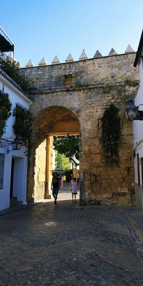 Puerta medieval de accès en la Juderia de Córdoba. Font Pinterest