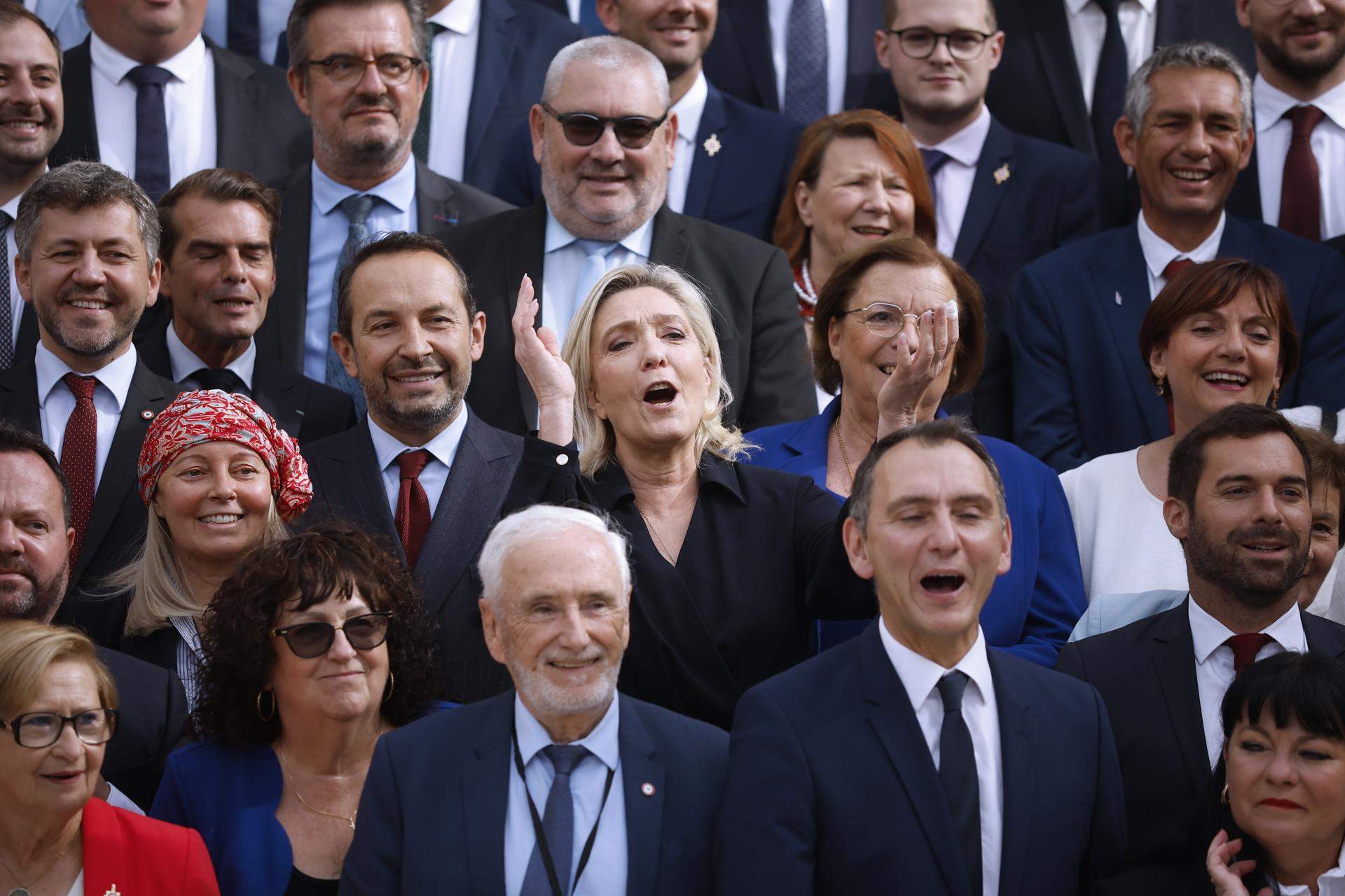 França continua marcada pels nervis i la incertesa: l'esquerra intenta pactar un primer ministre