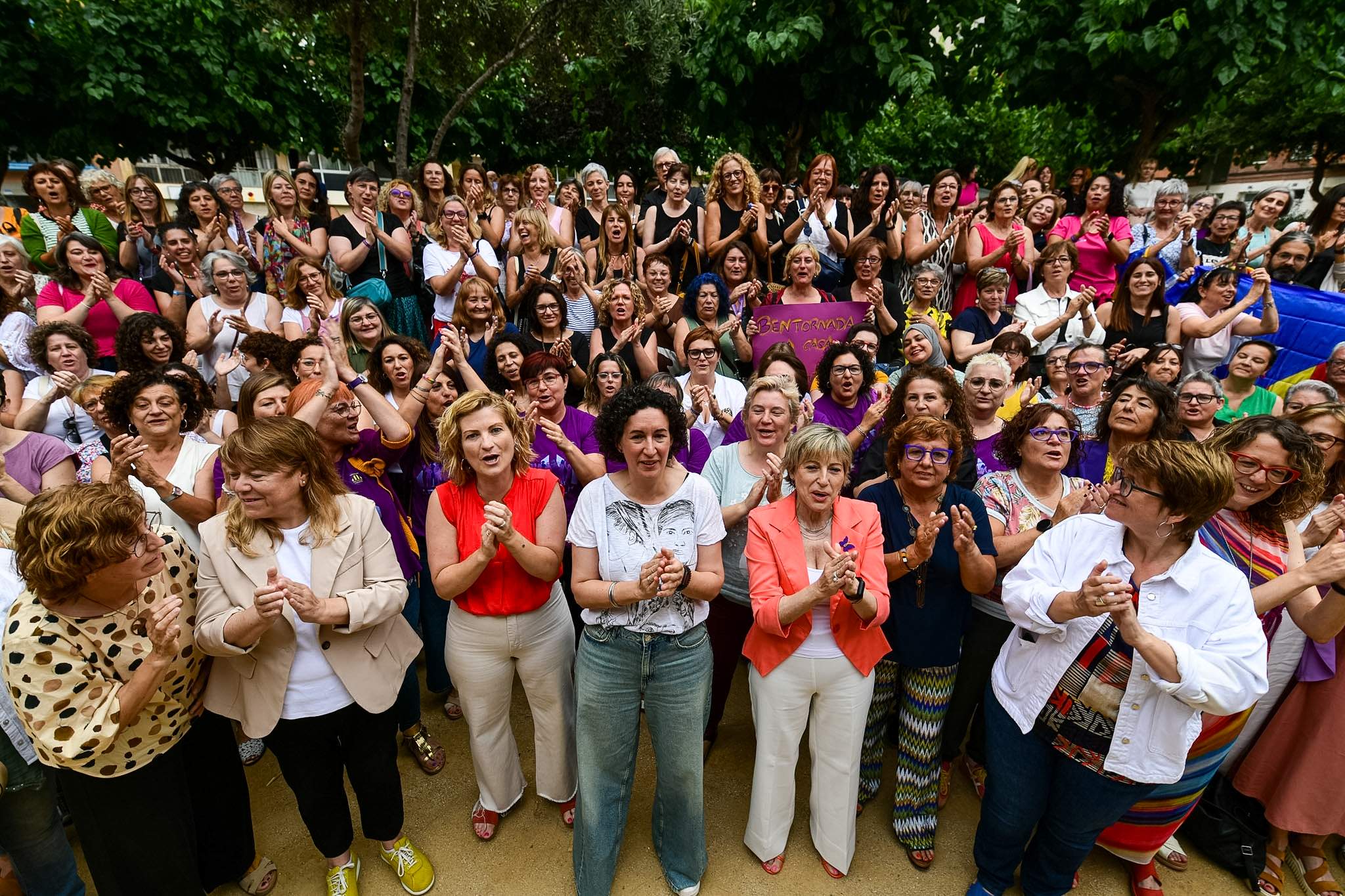Cálido recibimiento de Rovira por las militantes de ERC en la Assemblea de Dones: "Ya estamos todas"