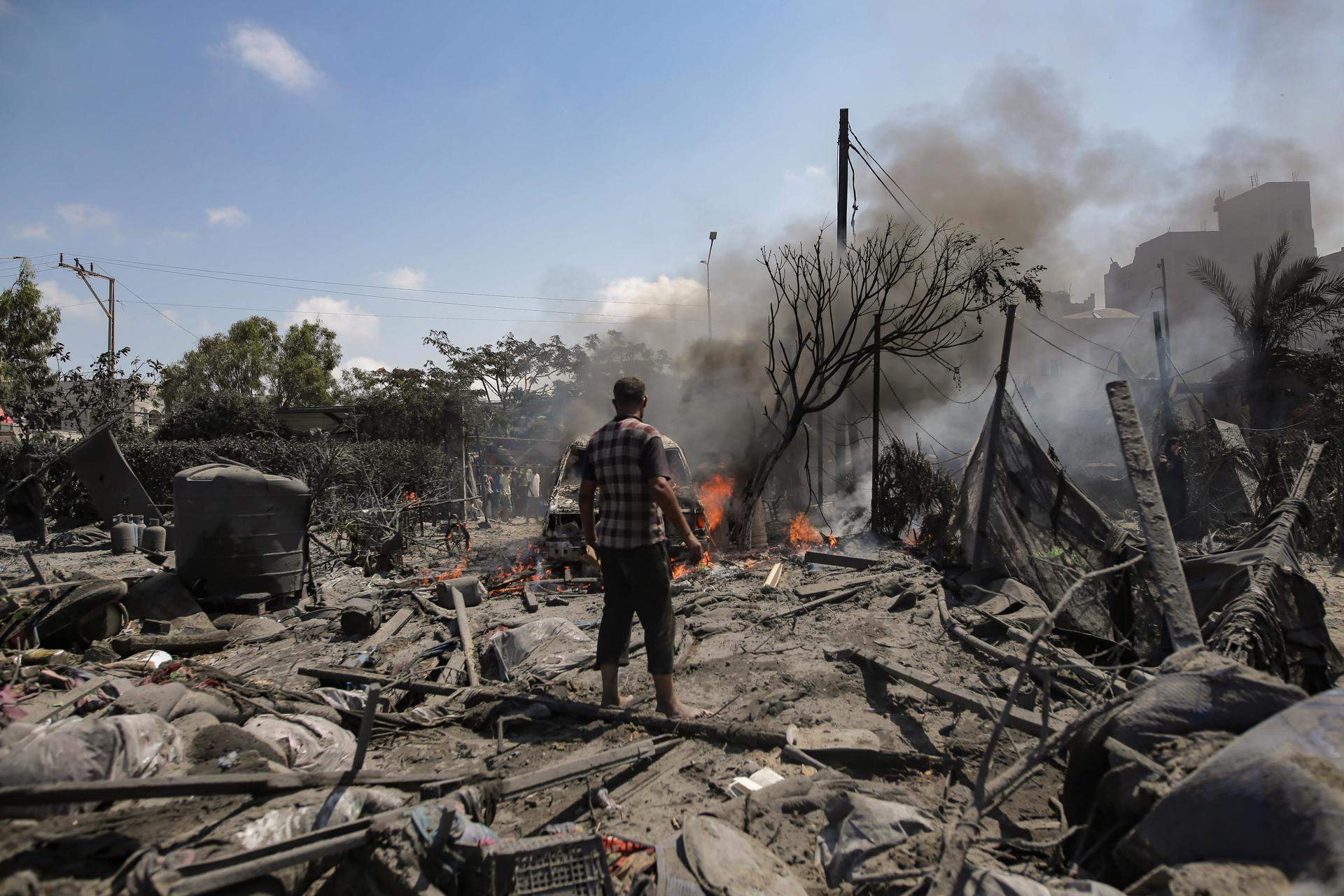 Israel bombardea una zona humanitaria en Gaza: al menos 90 muertos y más de 300 heridos