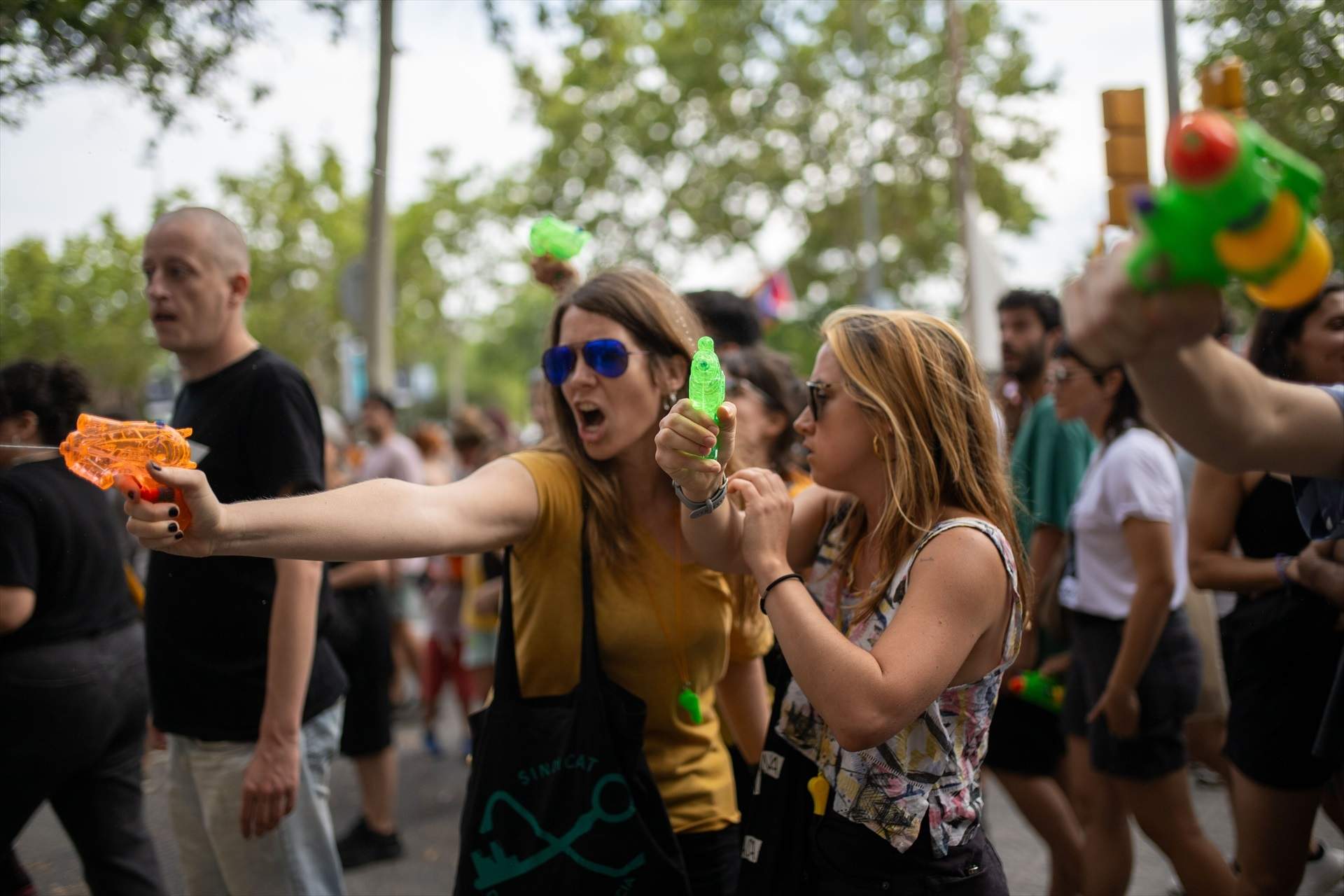 EuropaPress 6075609 dues dones manifestacion contra turisme massificat juliol 2024 barcelona