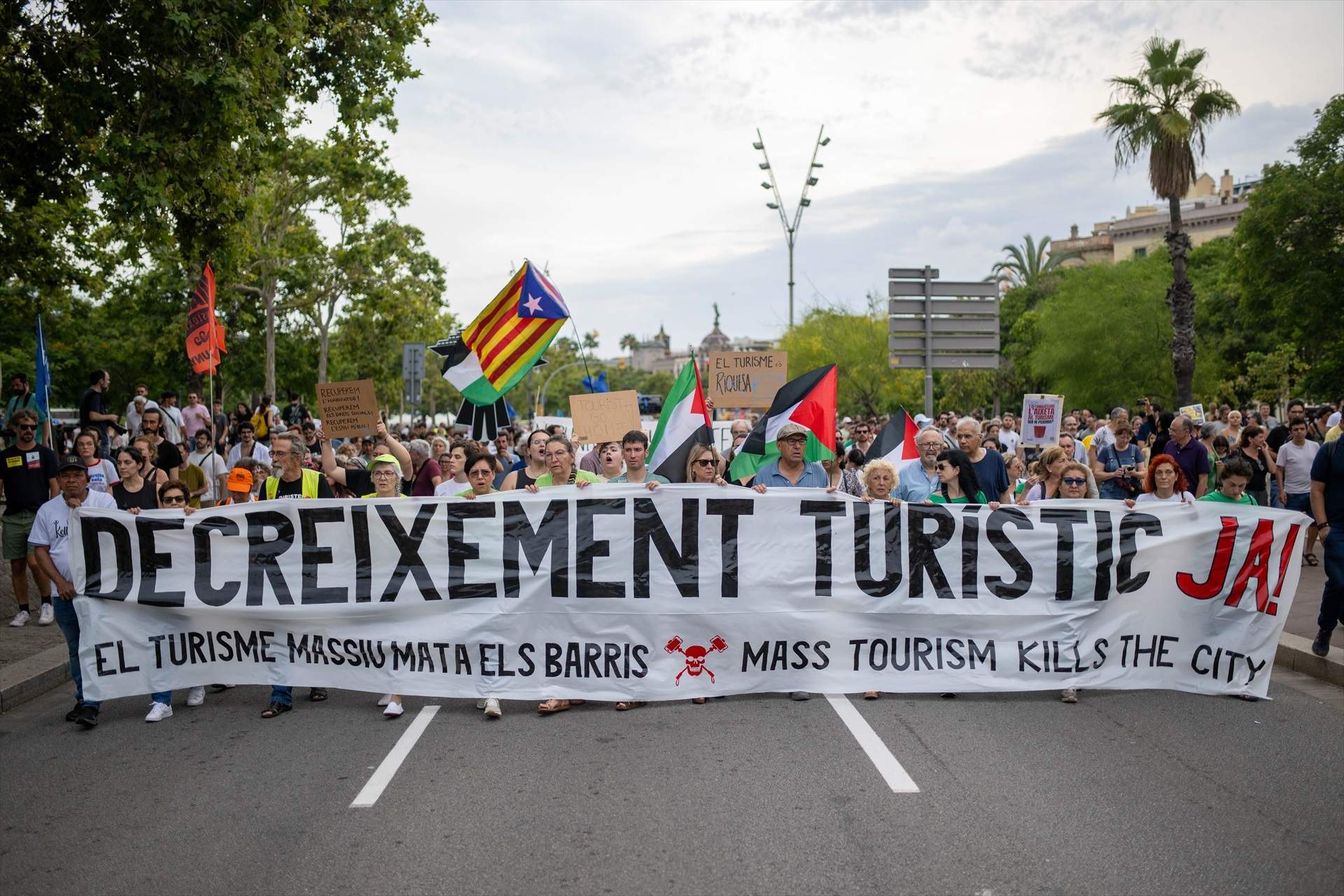EuropaPress 6075586 miles personas manifestacion contra turismo masificado julio 2024 barcelona