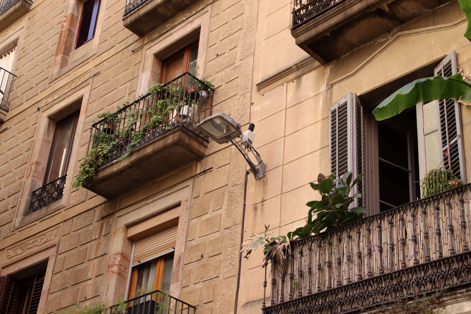 Ciutat Vella presenta un plan para reducir el ruido y garantizar el descanso de los vecinos