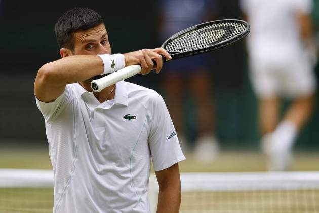 Novak Djokovic preocupado durante la final de Wimbledon / Foto: EFE