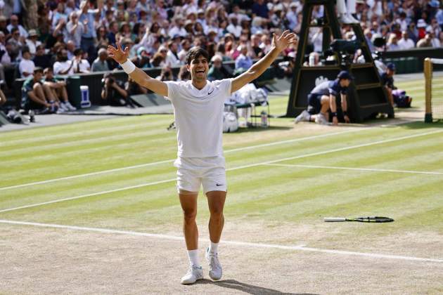 Carlos Alcaraz celebra su segundo título en Wimbledon / Foto: EFE