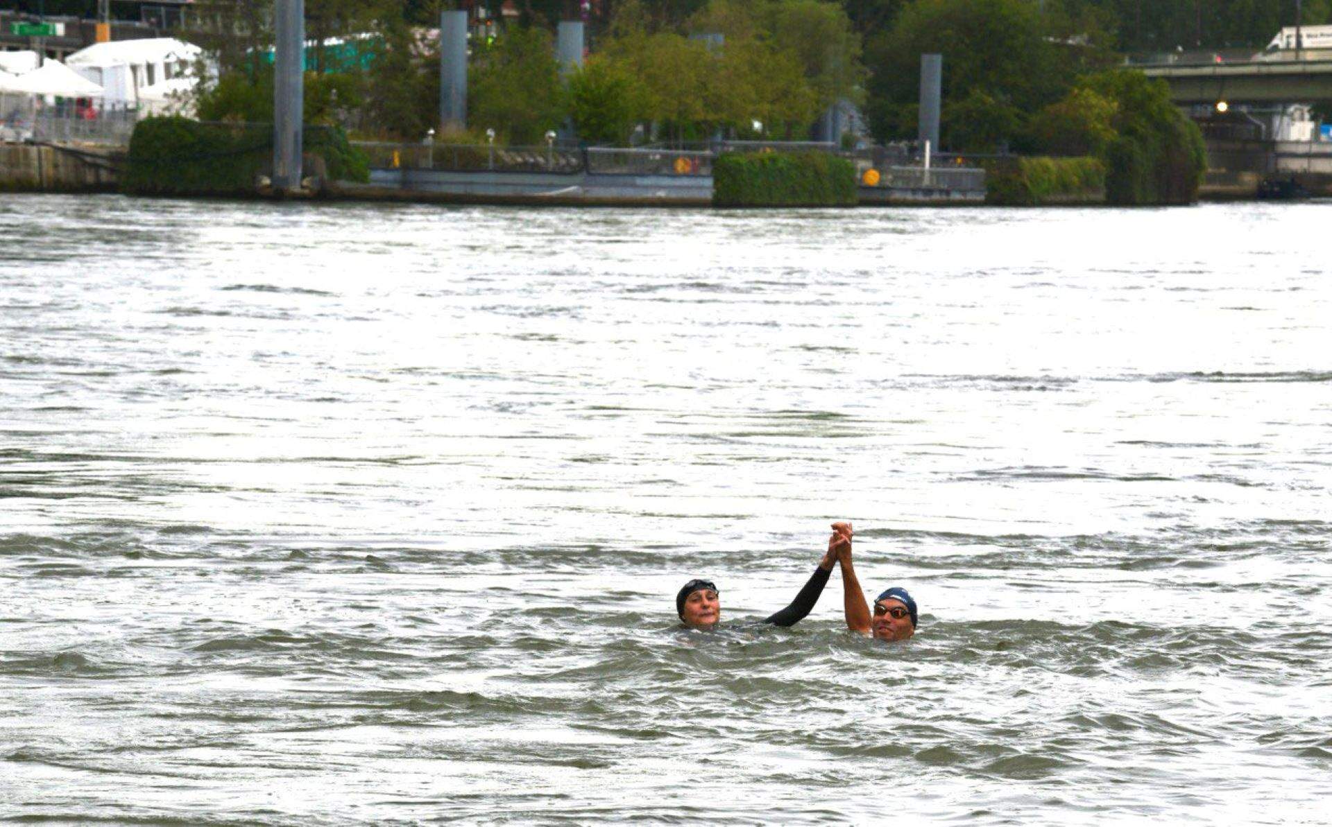 La ministra d'Esports francesa es banya al Sena per demostrar que el riu està a punt per als JJOO