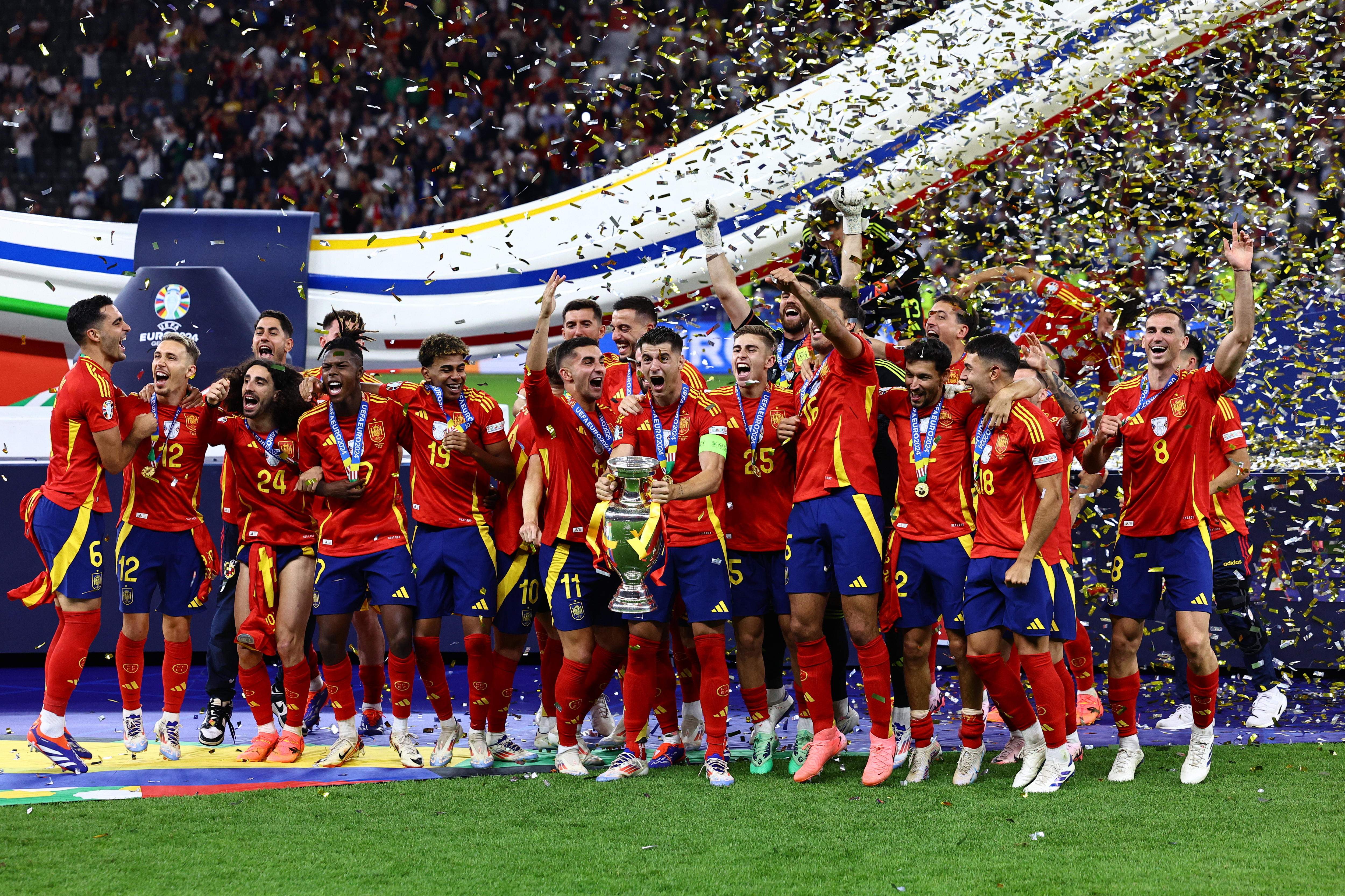 Una selecció espanyola heroica supera Anglaterra (2-1) i es proclama campiona de l'Eurocopa d'Alemanya