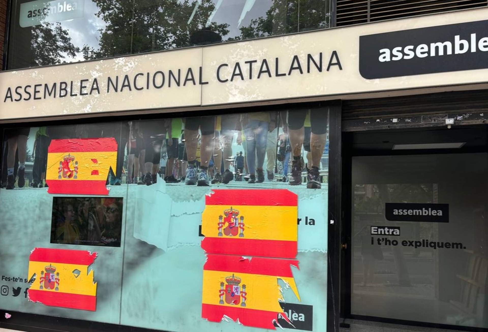 Vandalizan la sede nacional de la ANC en Barcelona pegando banderas españolas