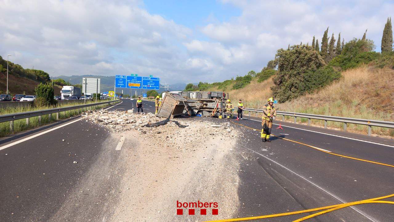 Un camión que transporta escombros vuelca en la AP-7 en Sant Cugat y provoca colas kilométricas