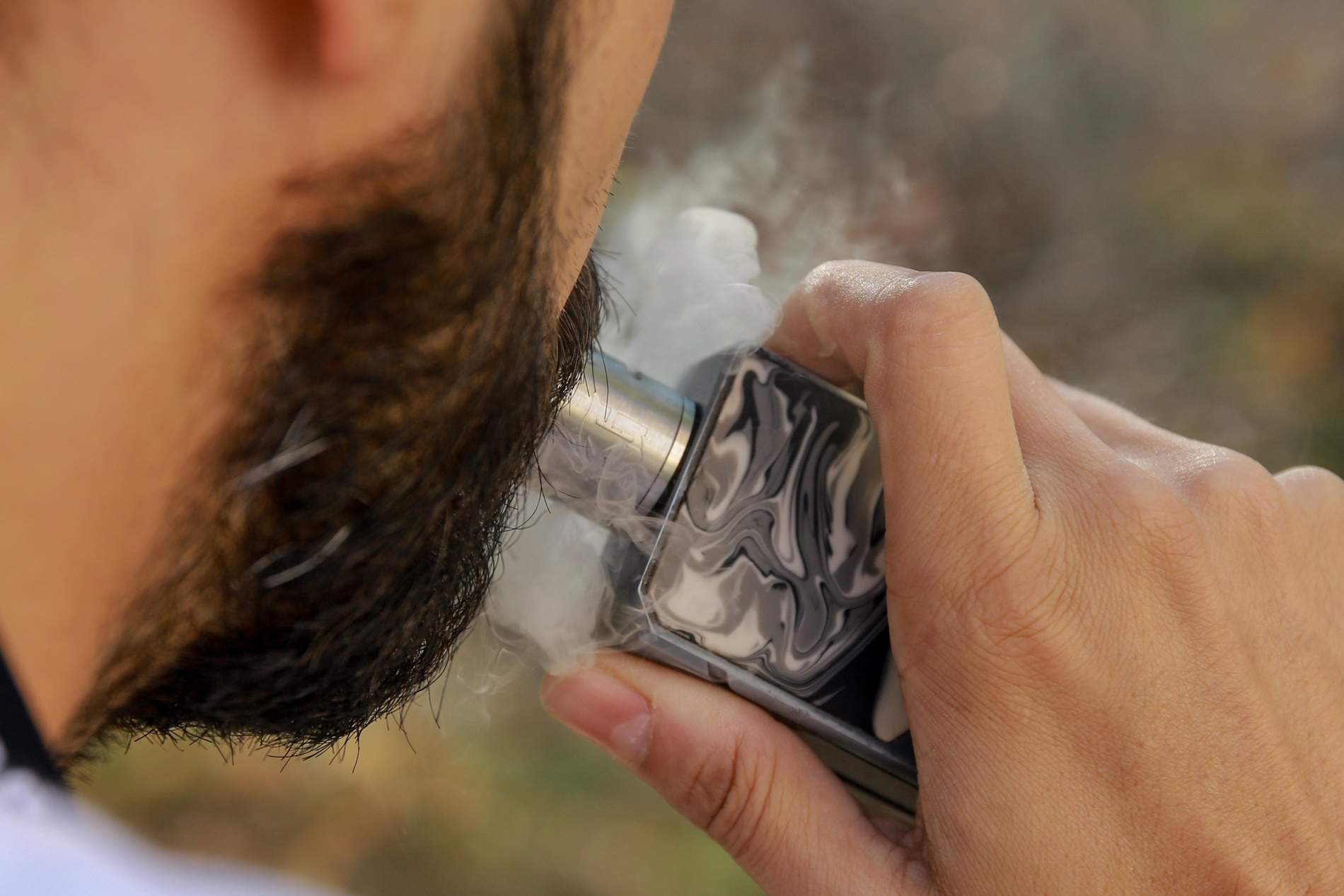 Un nou estudi demostra que el fum del 'vaper' és menys perjudicial que el del tabac convencional