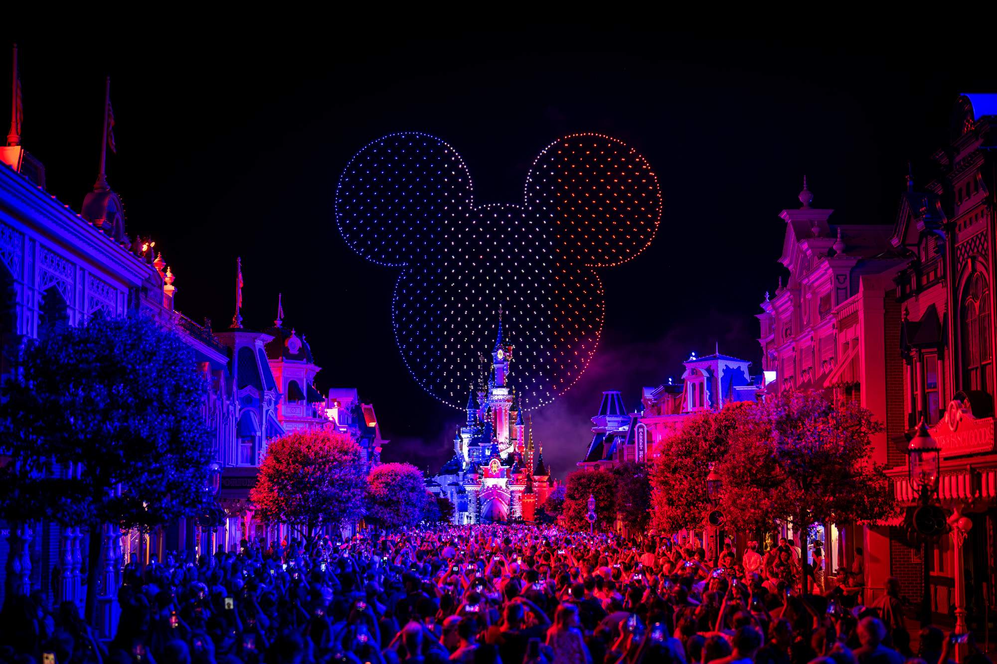 Disneyland paris espectacle drons mickey mouse / Dronisos