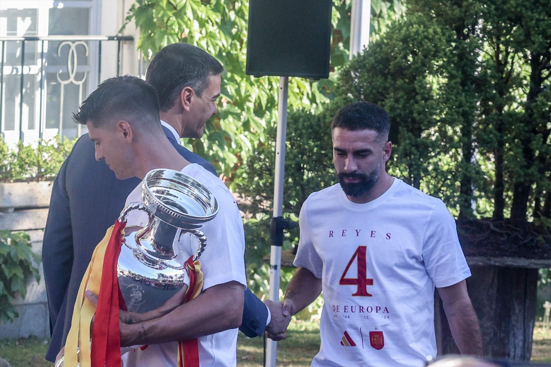 La freda salutació de Carvajal a Pedro Sánchez a la recepció de la selecció espanyola a Moncloa