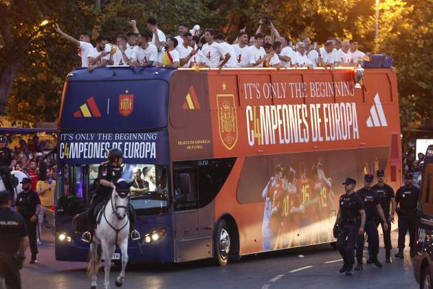El bus|buzo de la selección española de camino en Cibeles / Foto: EFE