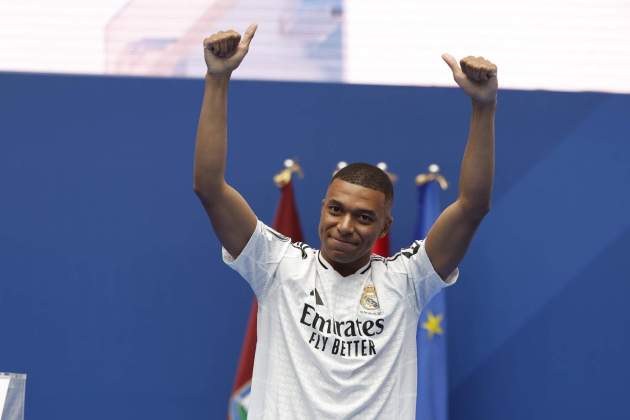 Kylian Mbappé és presentat al Santiago Bernabéu com a nou futbolista del Reial Madrid / Foto: EFE