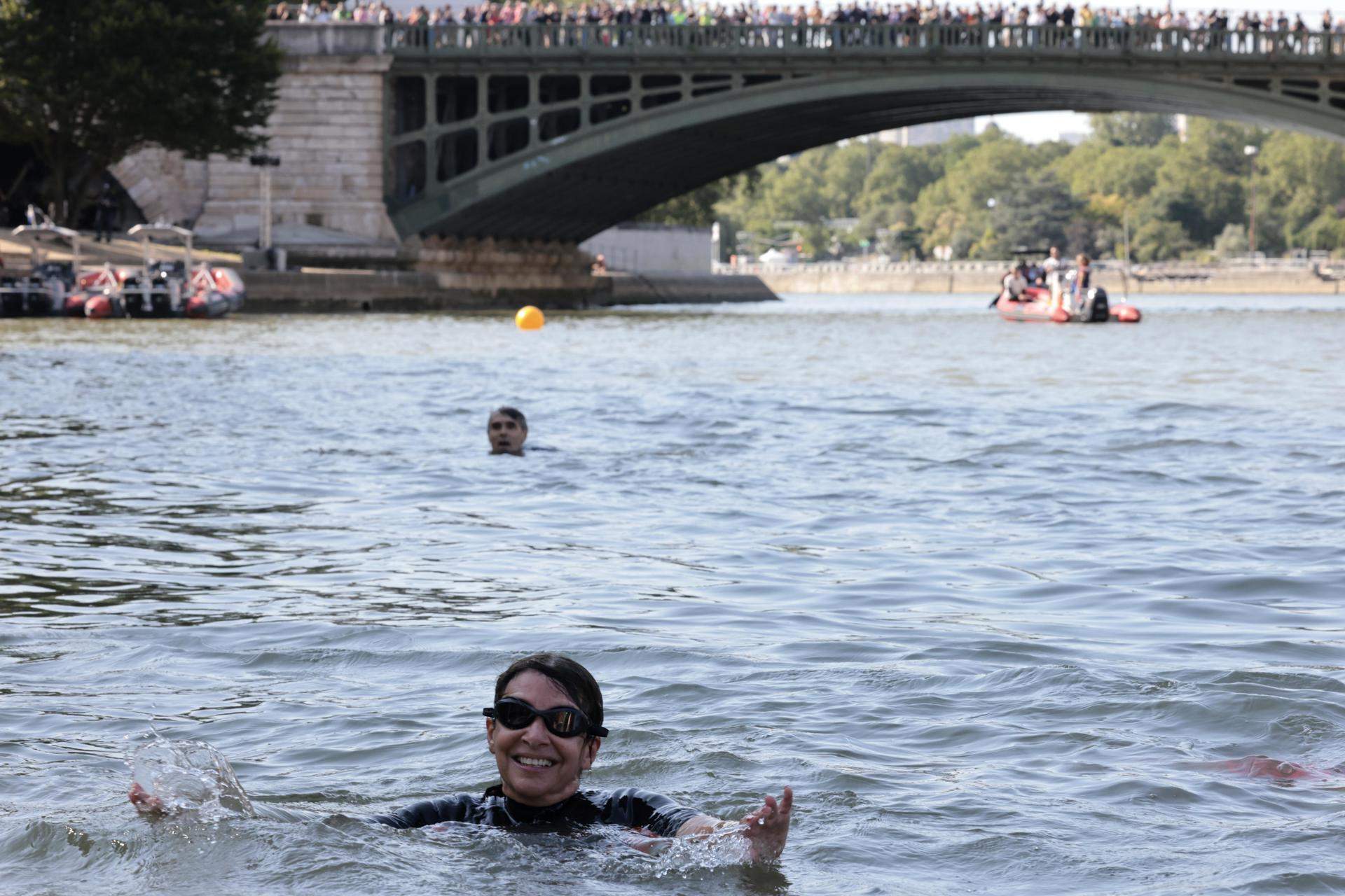 Anne Hidalgo, alcaldesa de París, se baña en el Sena para demostrar la calidad del agua para los JJ.OO.