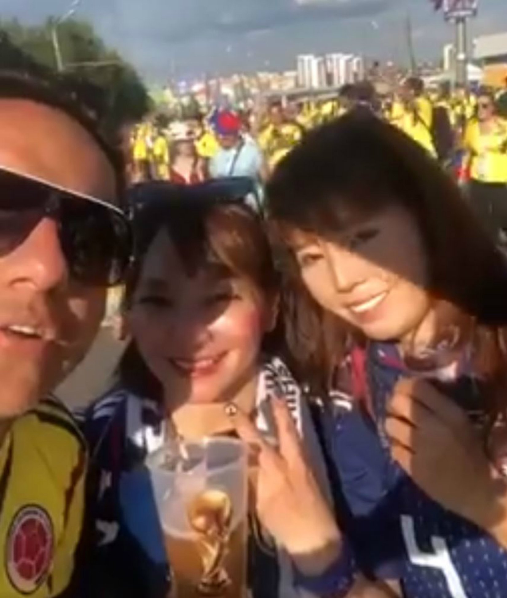 La vergonzosa humillación de un colombiano a dos japonesas indigna el Mundial