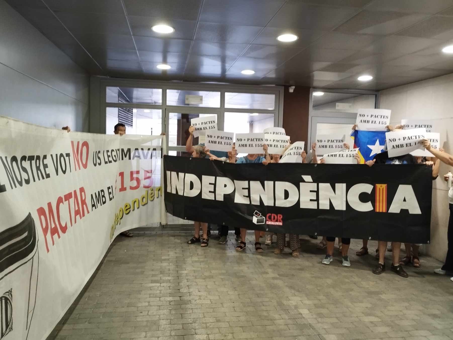 CDR protestan ante la sede de ERC contra la investidura de Salvador Illa