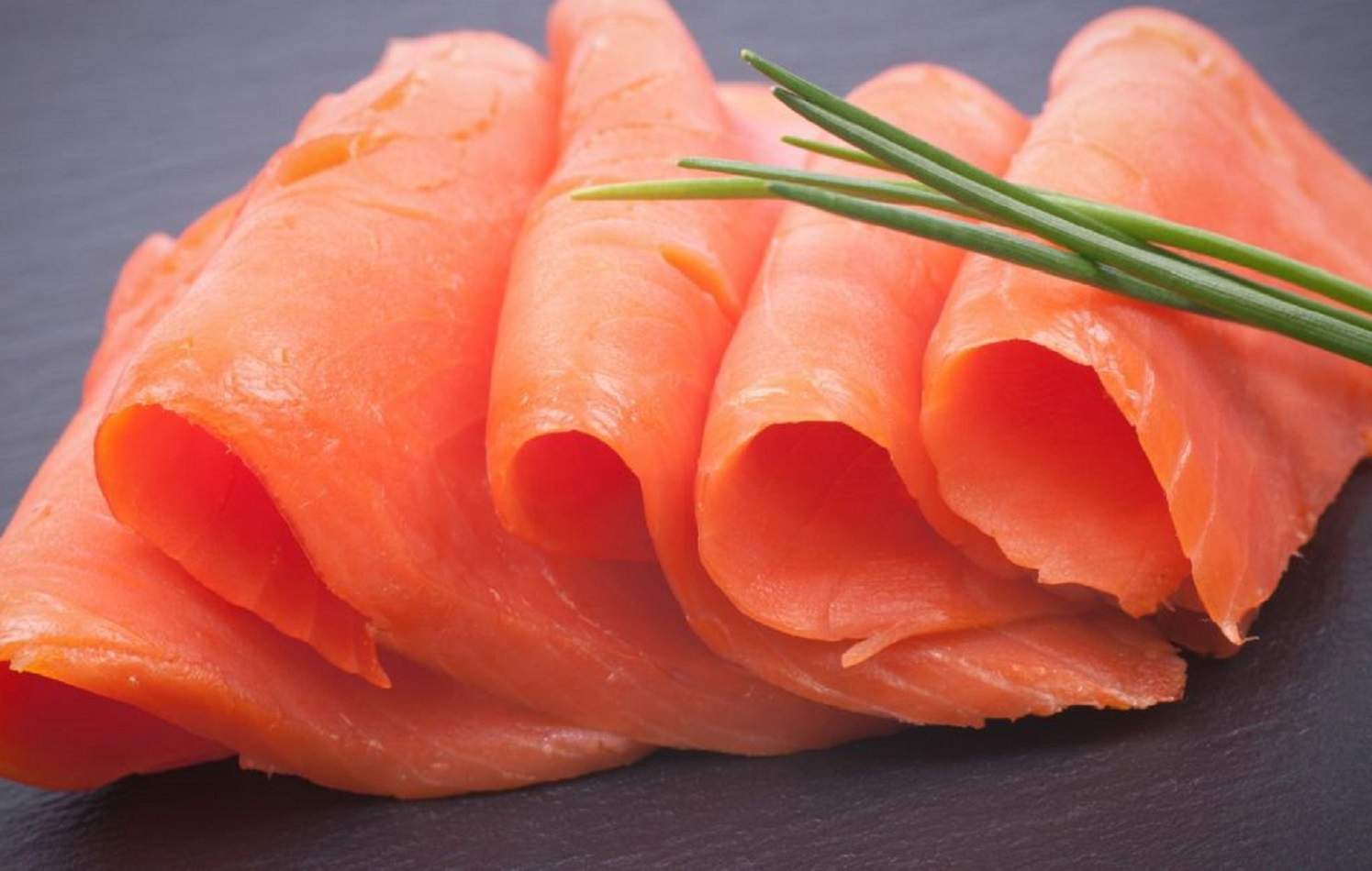 Alerta amb el salmó fumat: la raó per la qual no n'has de menjar