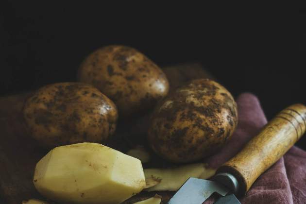 Pelado de patatas / Foto: Unsplash