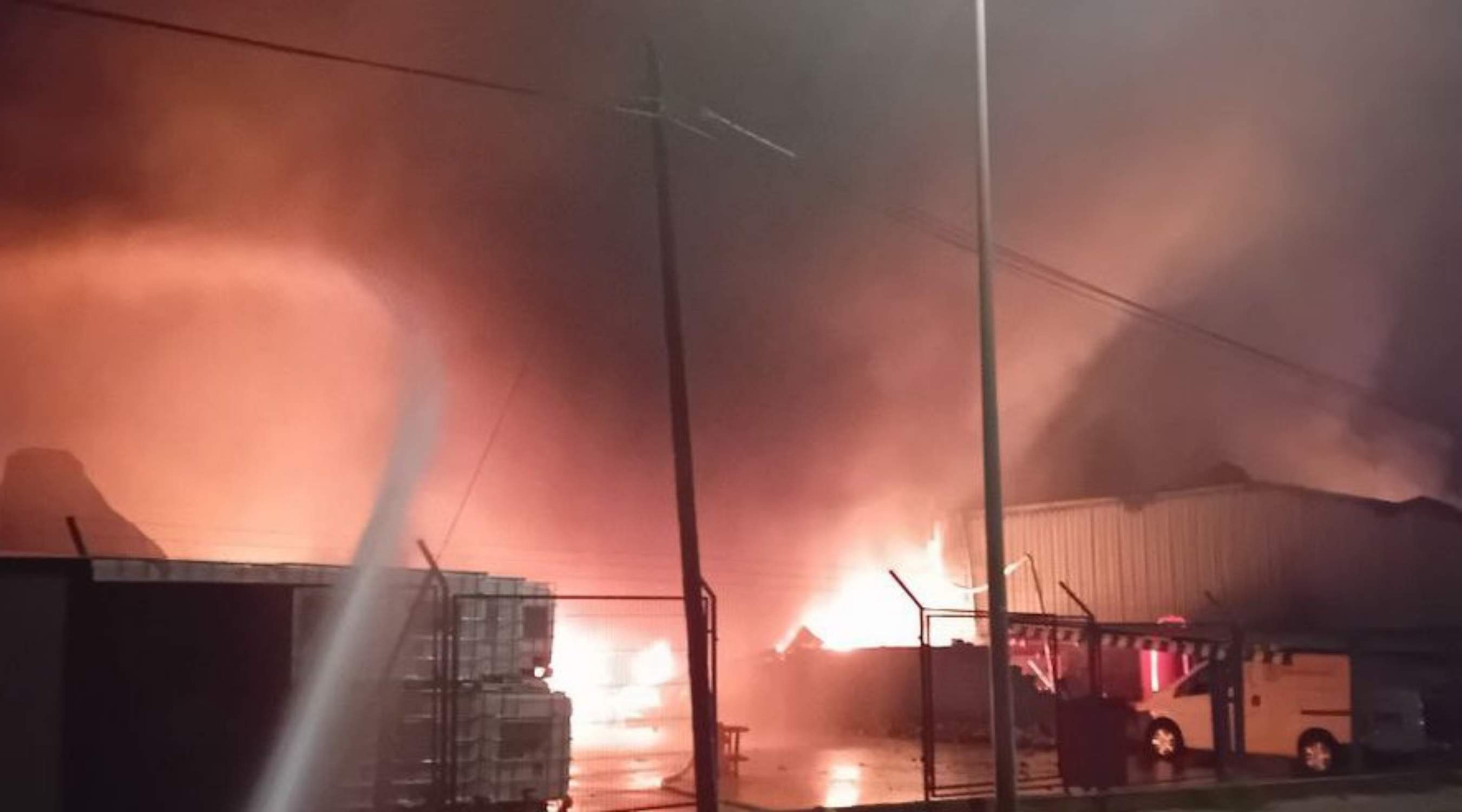 Un espectacular incendio en una empresa química ha obligado a confinar el municipio de Polinyà