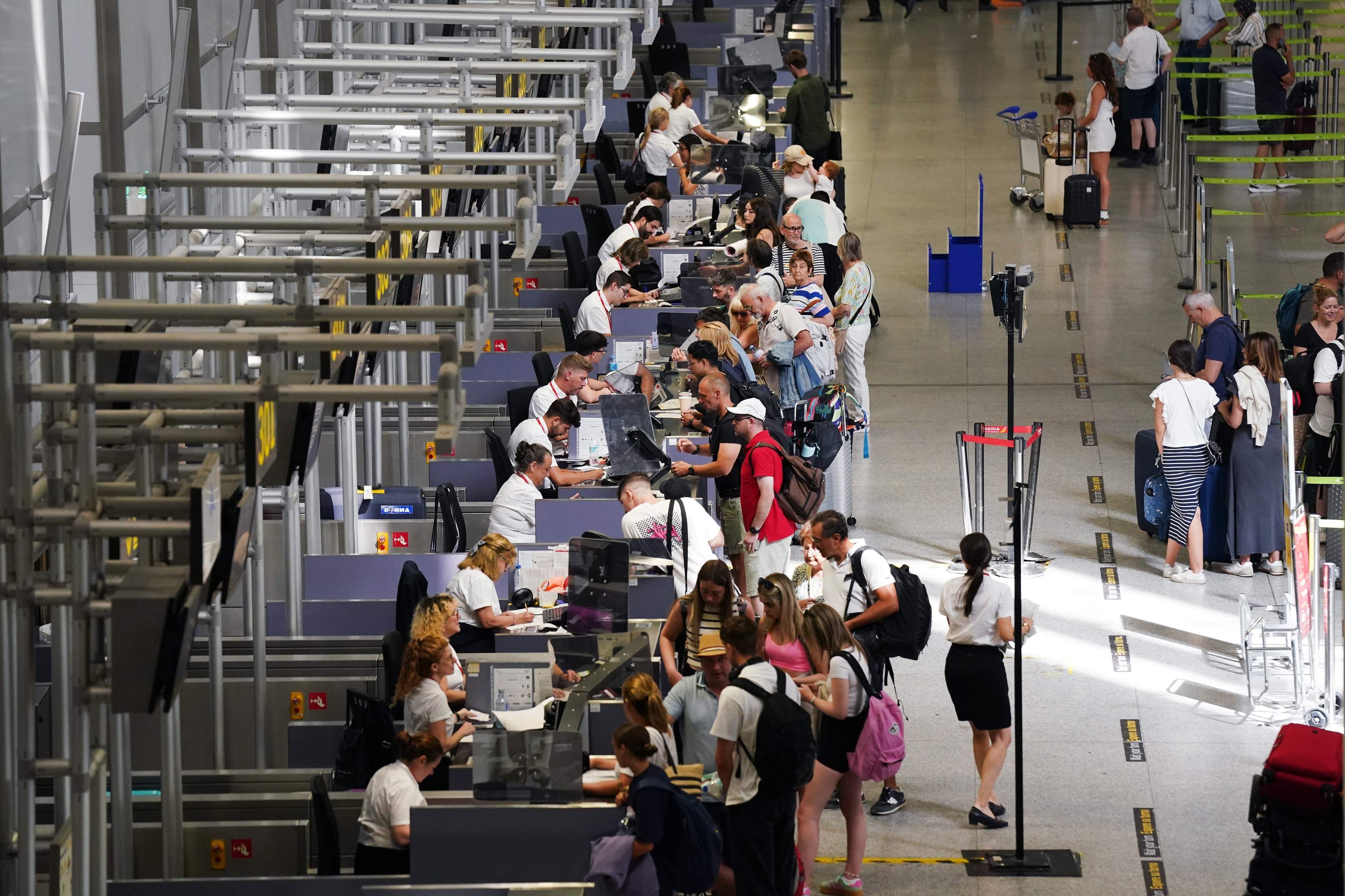 Barajas i El Prat concentren el 32% de les queixes dels usuaris d'aeroports