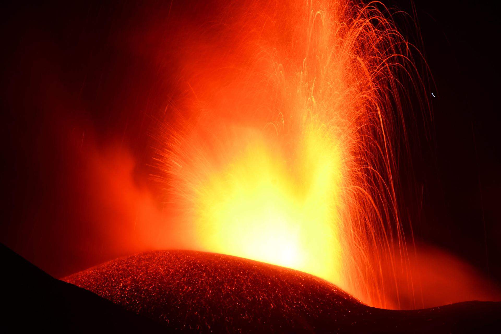 El tret a Donald Trump, l'erupció del volcà Etna i més: la volta al món en 15 fotos