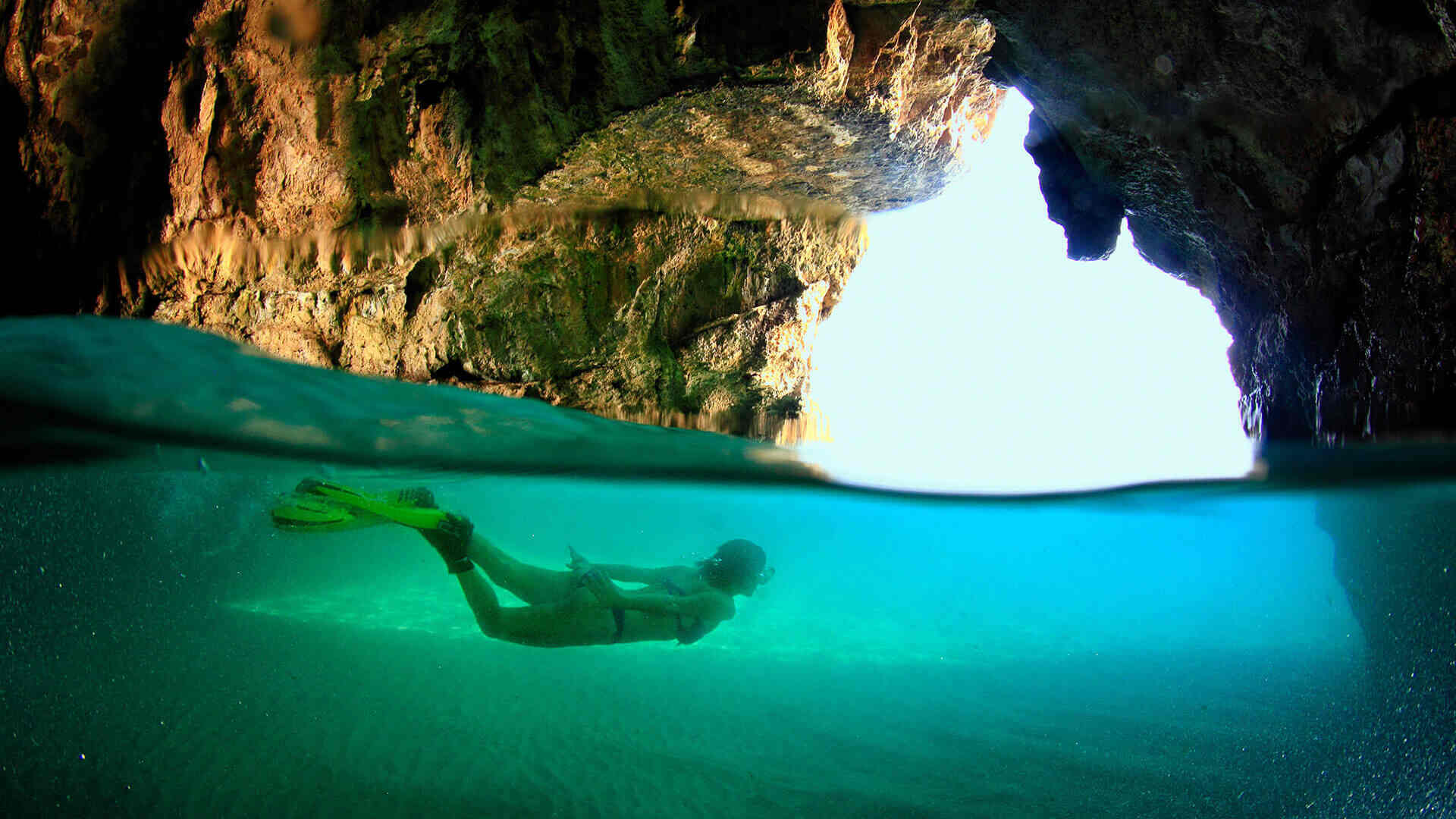 Parece México, pero es Catalunya: la impresionante cueva con una playa interior de aguas cristalinas
