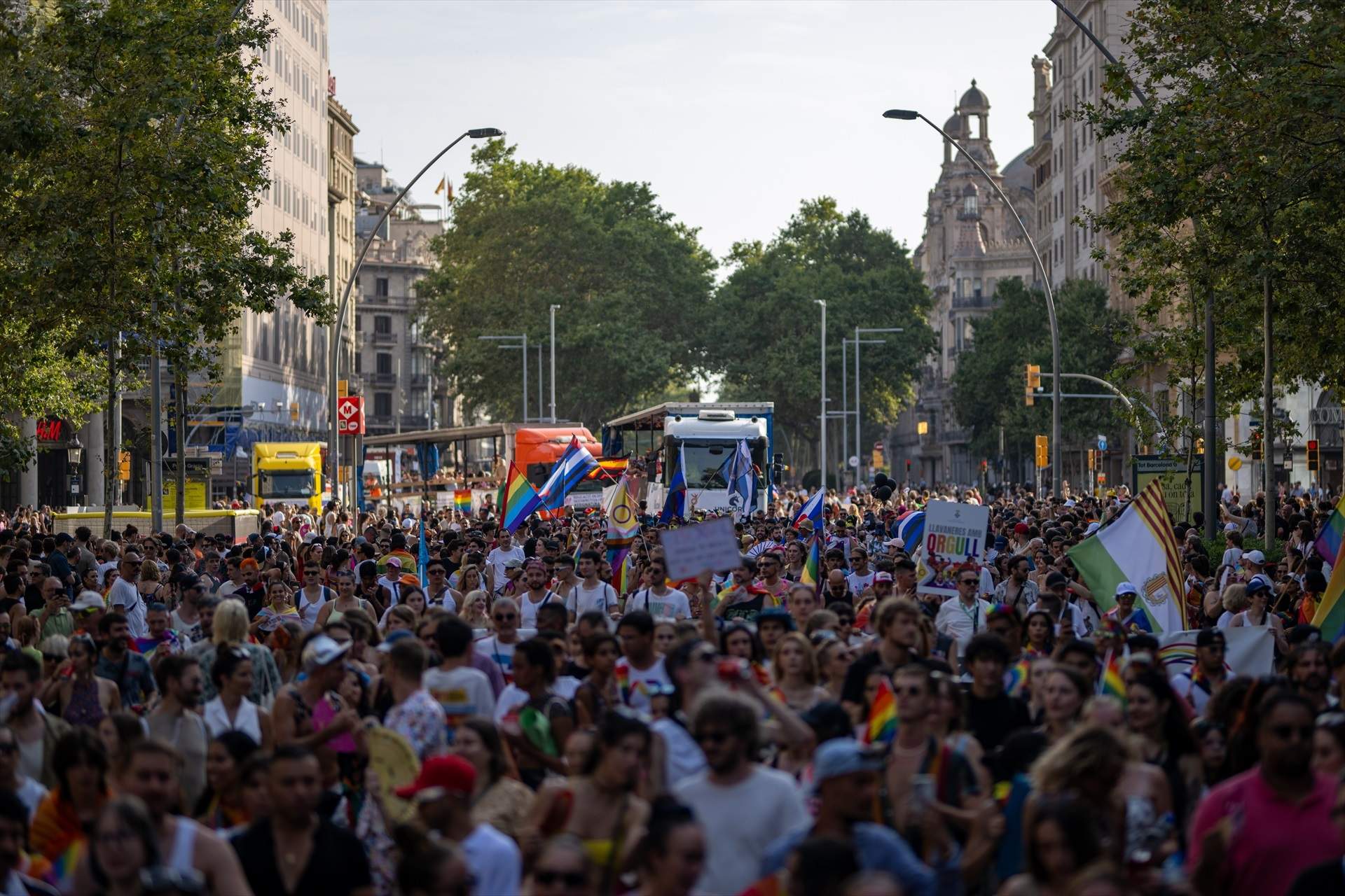 La desfilada del Pride omple el centre de Barcelona per reivindicar l'educació sexoafectiva