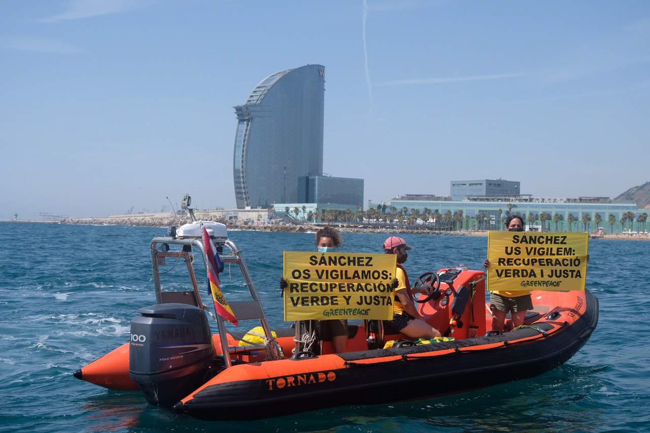 Policies demanen per a dos activistes de Greenpeace 21 anys per envestir-los amb les seves llanxes