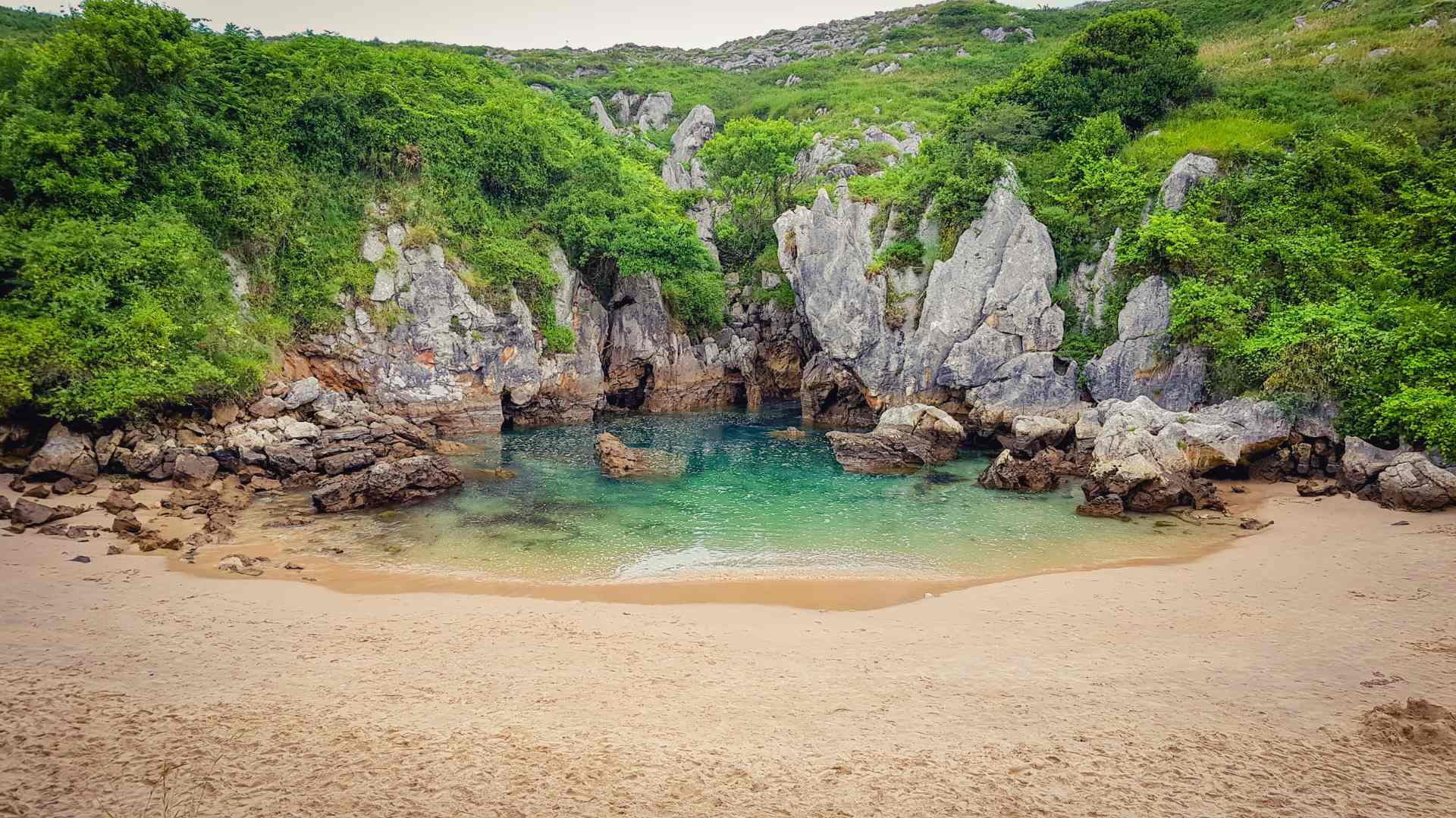 Descobreix una platja interior única i amagada: un tresor tret d'un conte de fades