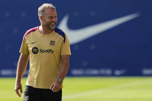 Hansi Flick sonrie durante un entrenamiento del Barça / Foto: FC Barcelona