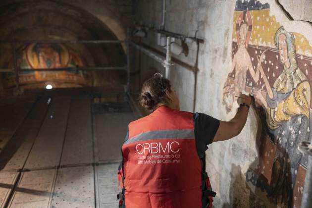 Trabajos restauracio arquitectonica fragmento mural pintura romanica Santa Maria Taull / Departamento de Cultura