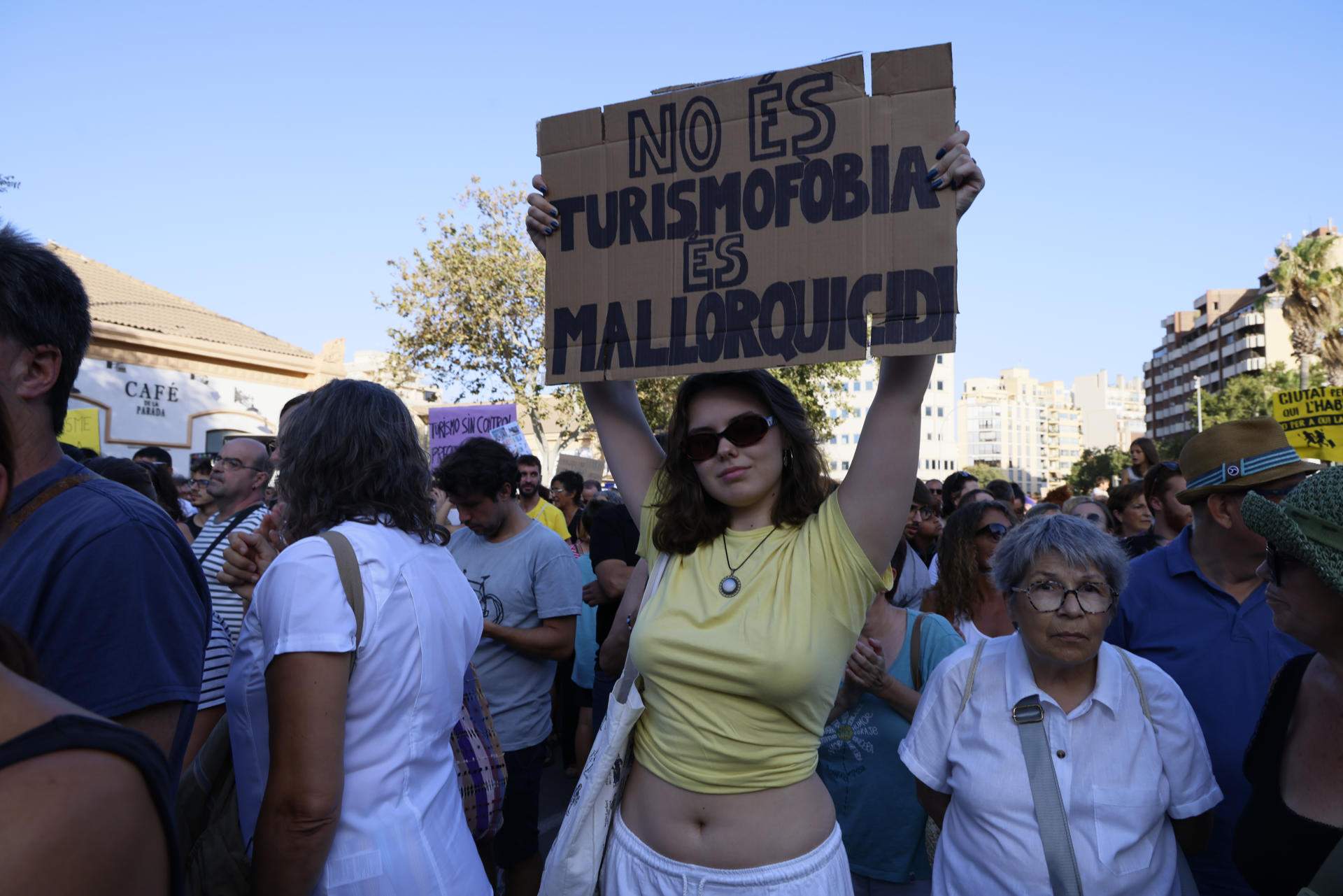 Milers de persones protesten a Palma contra el turisme massiu i criden l'atenció internacional