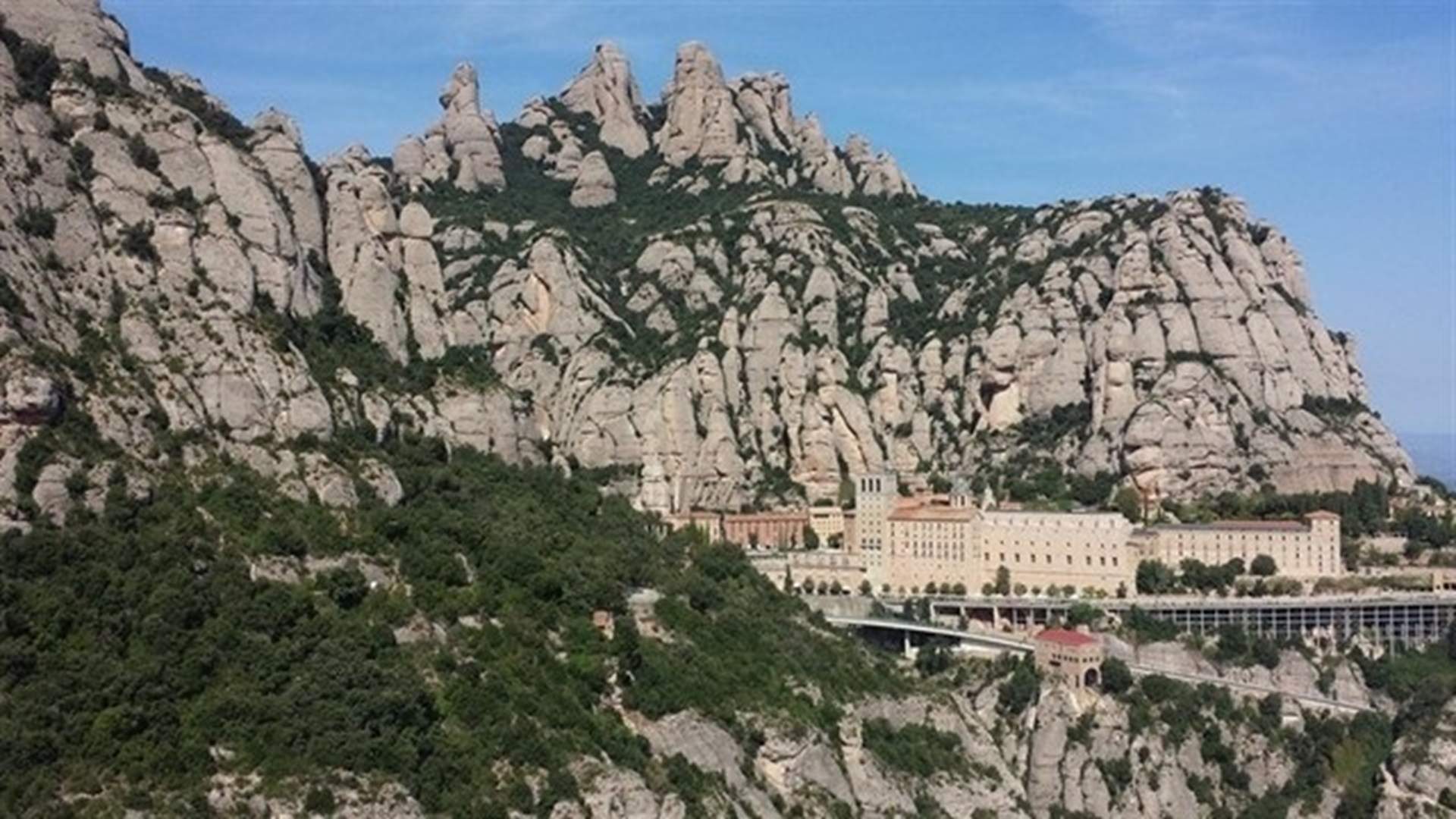 Víctimes de pederàstia a l'Església demanen al Parlament que retiri la Medalla d'Or al monestir de Montserrat