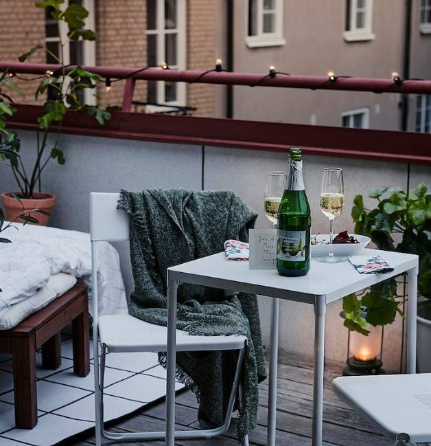 La taula i 2 cadires perfectes per a balcó o terrassa petita és a Ikea
