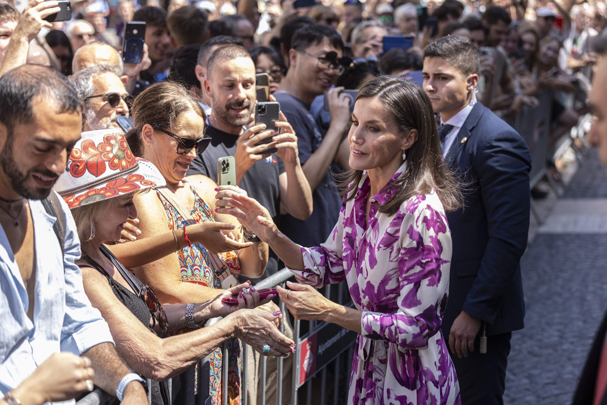 Expectació mínima en la visita de la reina Letícia a l’Ajuntament de Barcelona per la cimera cervantina