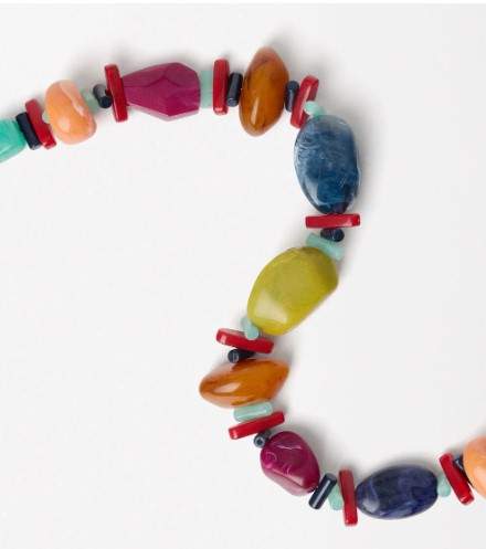 Aquest collaret curt multicolor de Parfois és una alegria per als sentits